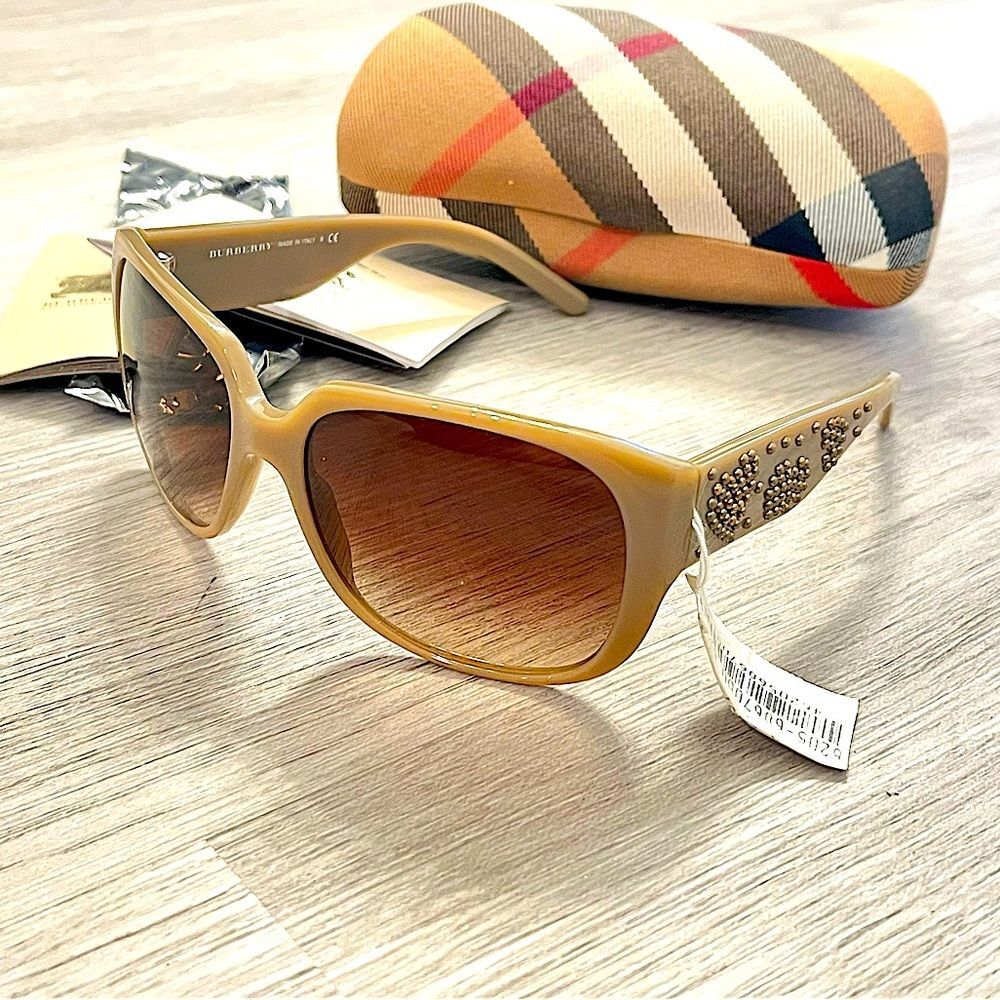 NIB Burberry Cuttlefish Brown Gradient Heart Studded Sunglasses